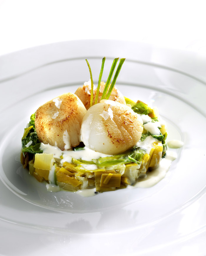 Saint-Jacques à la fondue de poireaux