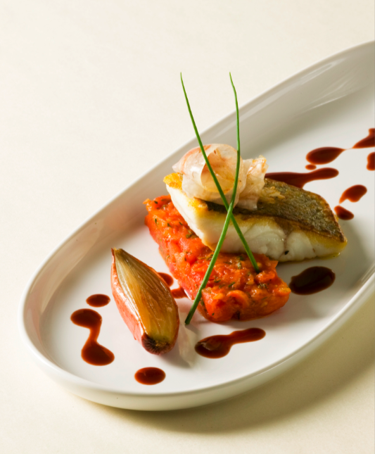 Papillote de loup au confit niçois